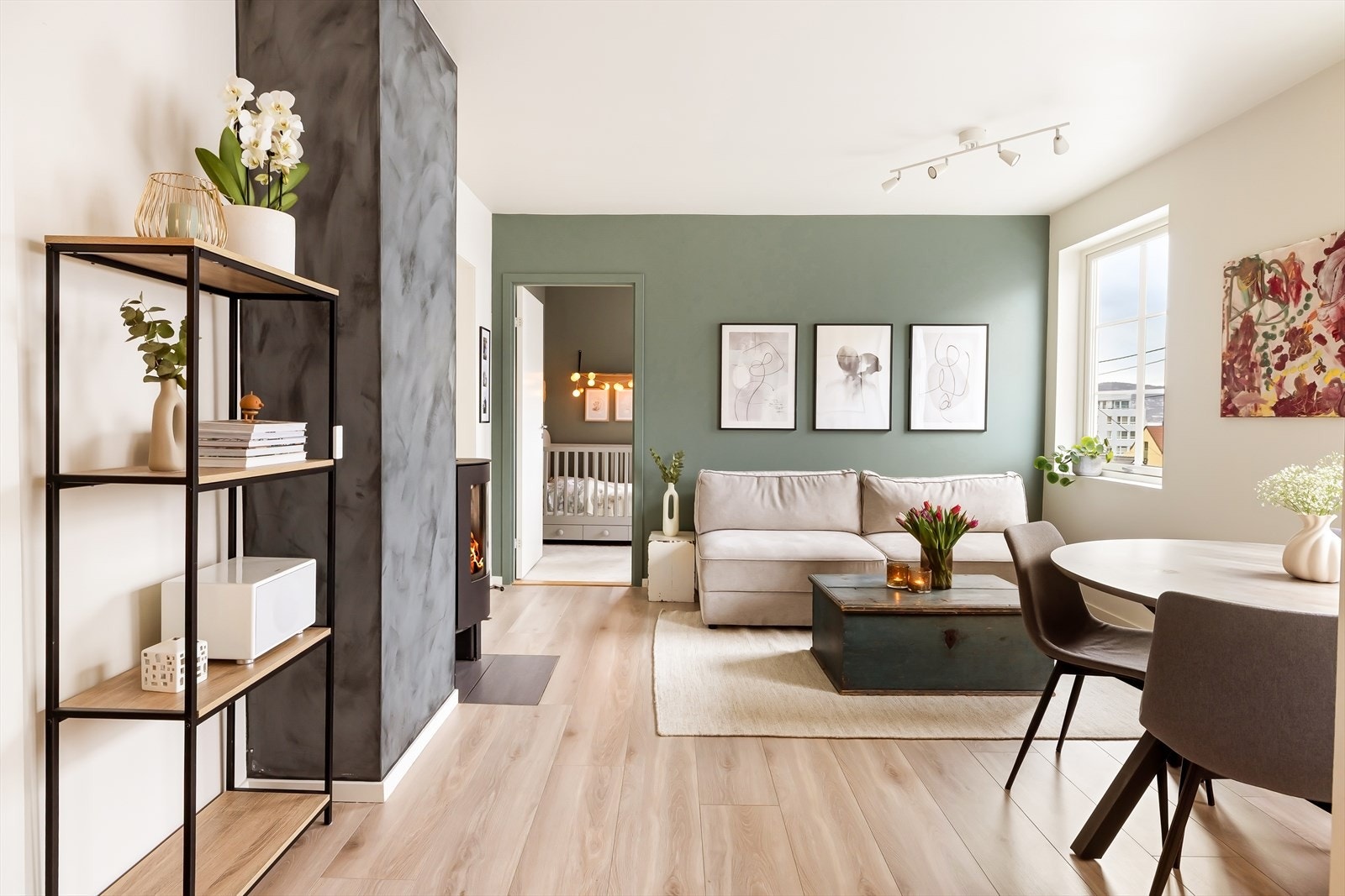 Stuen er et stort og sosialt oppholdsrom på ca. 22,5 m² med god plass til både sofagruppe og spisebord. Galleribilde