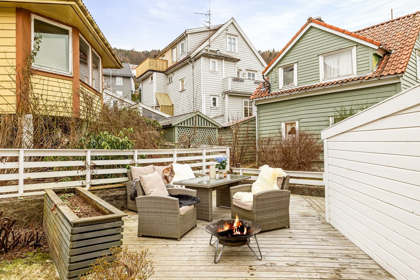 Uteplassen tilhører denne seksjonen og er opparbeidet med platting og blomsterkasser. Her er du skjermet for vinden og du har gode solforhold på sommeren. Galleribilde