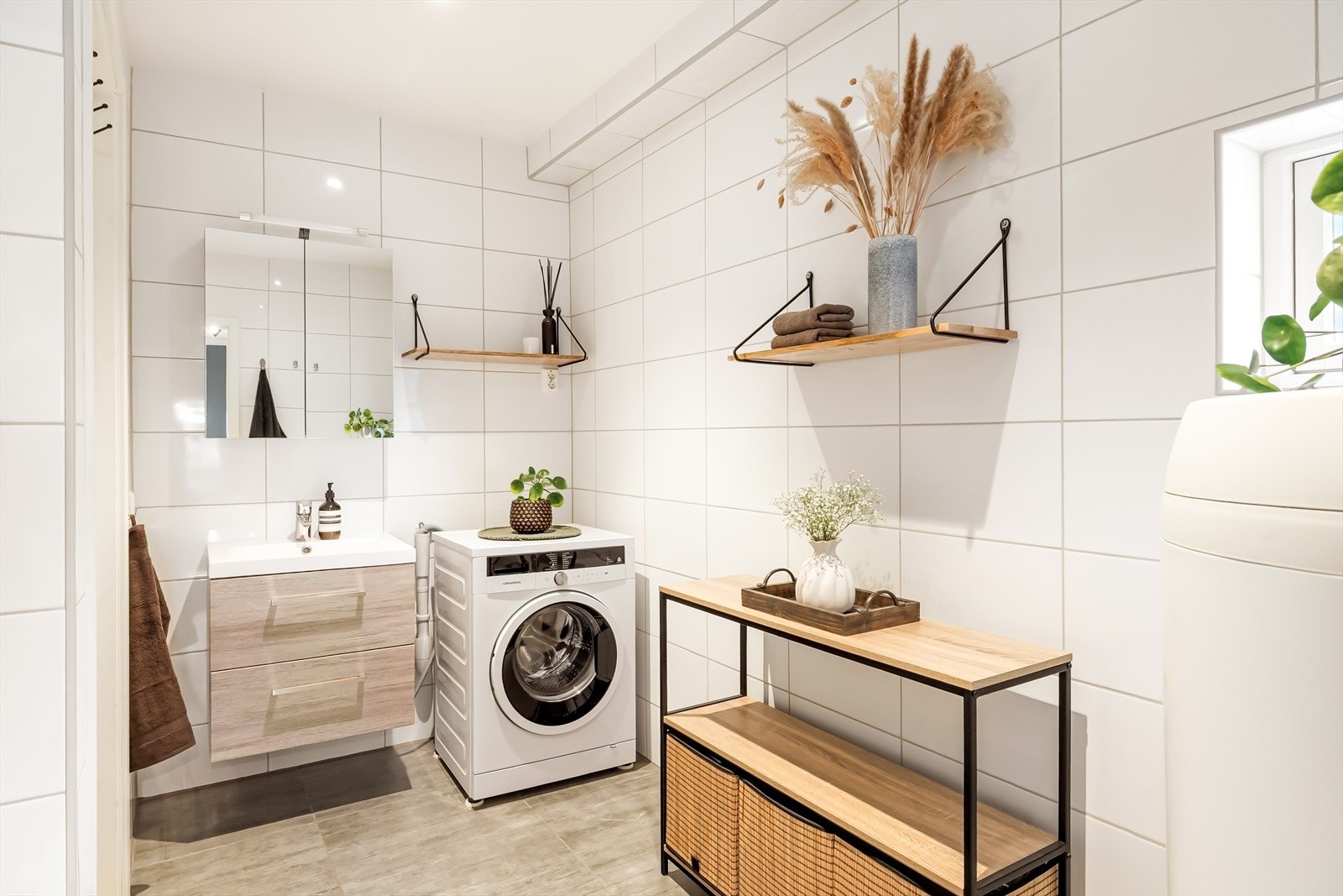 Rommet er utstyrt med baderomsmøbel med heldekkende servant og speilskap,
vegghengt toalett og dusj med glassdører. Galleribilde