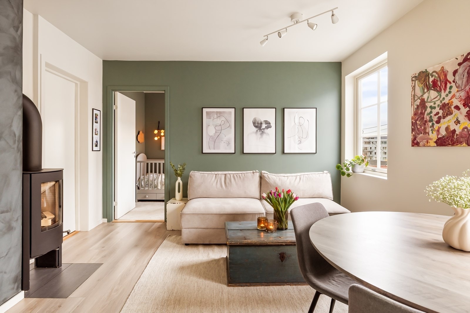 Store veggflater gir gode muligheter for å innrede med kunst, hyller eller veggseksjoner. Galleribilde