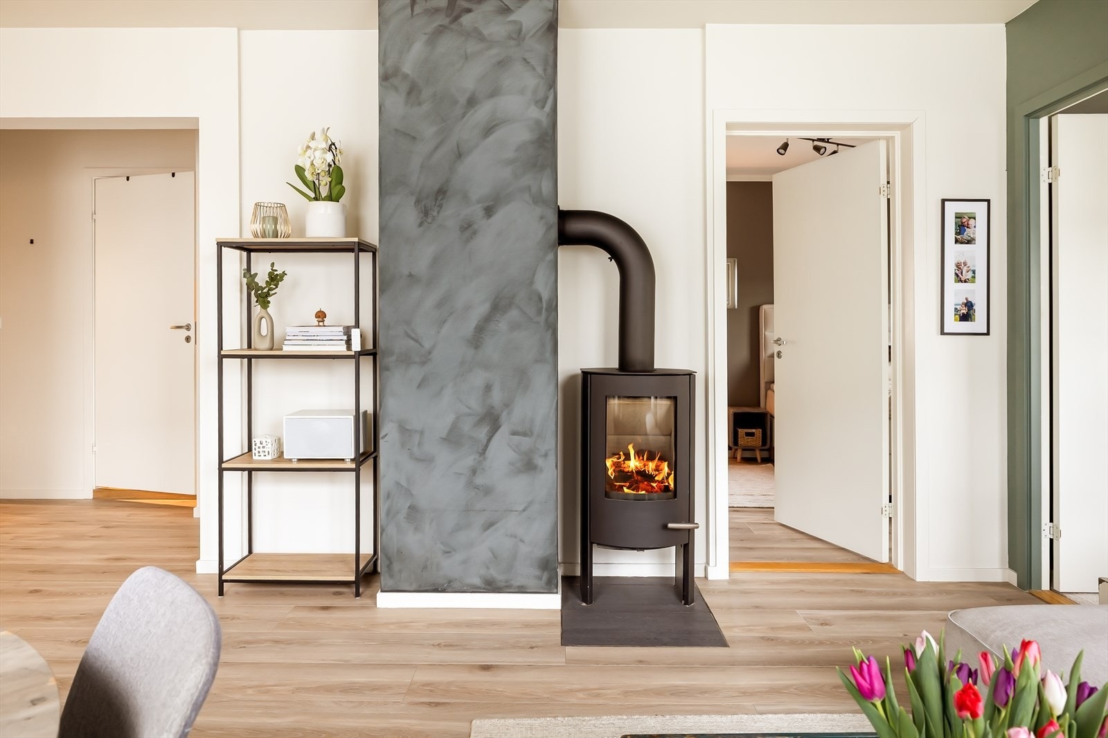 En rentbrennende vedovn er plassert sentralt i rommet og gir både varme og hyggelig stemning på kalde dager. Galleribilde