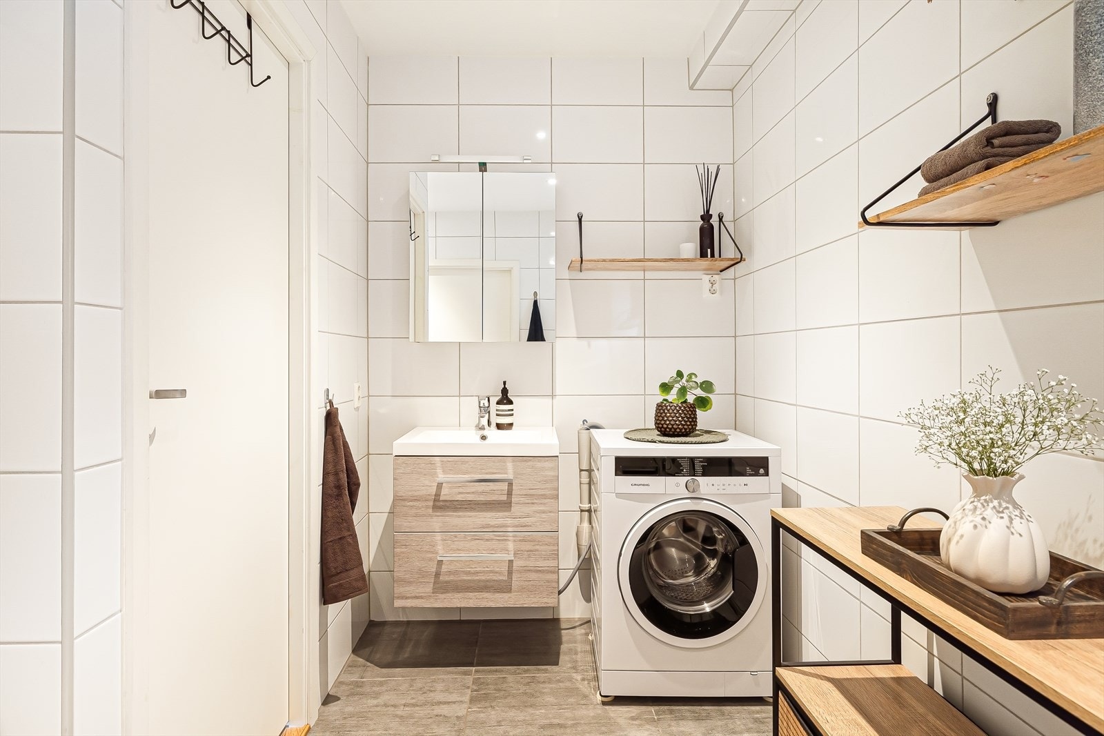 Det er lagt varmekabler i gulvet som gir lun komfort, og på veggen er det montert elektrisk vifte. Galleribilde