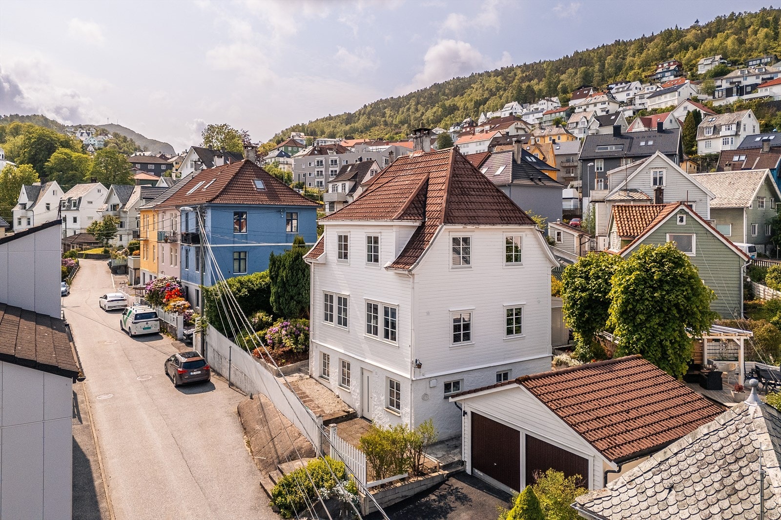 Leiligheten ligger fint plassert i byggets første etasje og har en praktisk planløsning bestående av entré, gang, stue/kjøkken, bad og to soverom. I tillegg disponerer boligen ekstern bod og halvpart av felles garasje. Galleribilde