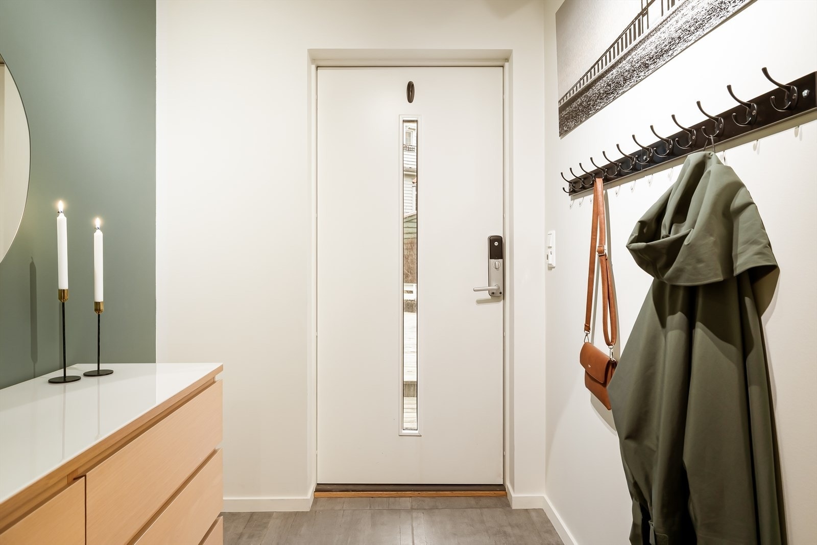 Både huset og leiligheten har vært gjennom omfattende oppgraderinger fra 2018/2019, med blant annet nytt elektrisk anlegg, rør-i-rør, nye vinduer, etterisolering og lydhimling. Galleribilde