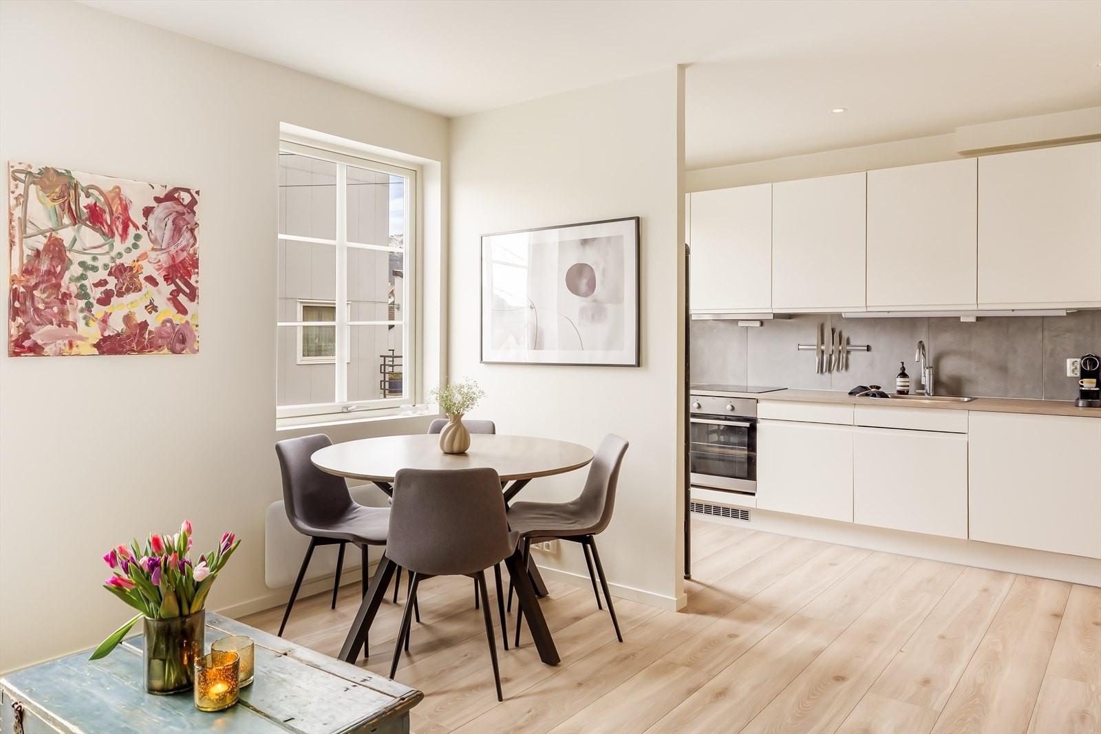 Kjøkkenet ligger i en åpen løsning med stue, noe som gjør rommet sosialt og inkluderende. Galleribilde