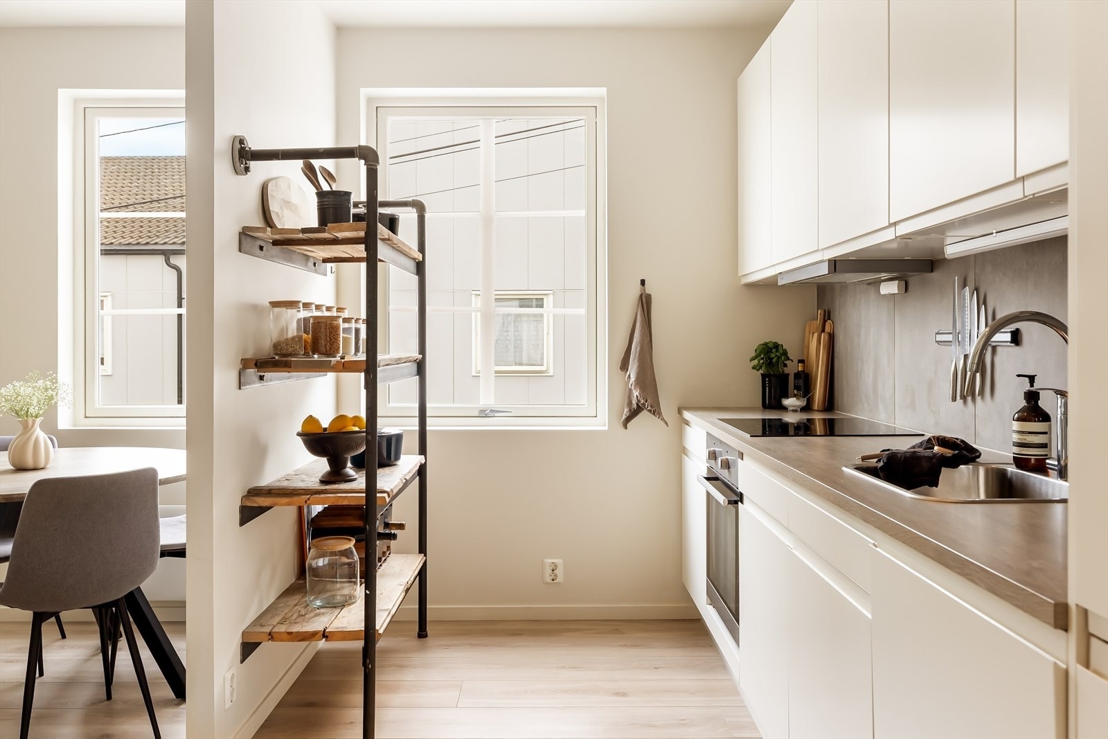 Kjøkkenet er for øvrig utstyrt med komfyrvakt og lekkasjesensor. Galleribilde