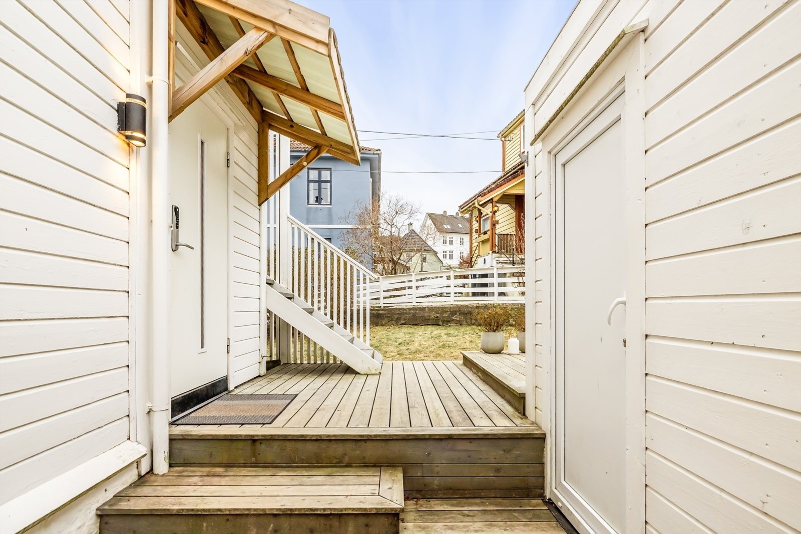 Bygget er fra 1928 med et klassisk og velholdt uttrykk. Tomten er delvis omkranset av hekk og hvitt stakittgjerde med port. Hus og garasje ble malt sommeren 2024 og gir et pent førsteinntrykk. Galleribilde