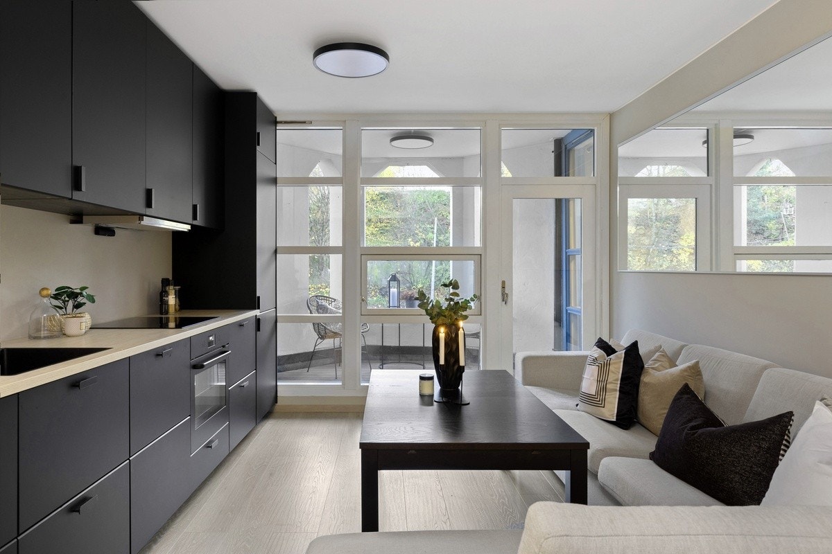 Her får du et komplett kjøkken med integrerte hvitevarer og alt av kjøkkenartikler Galleribilde