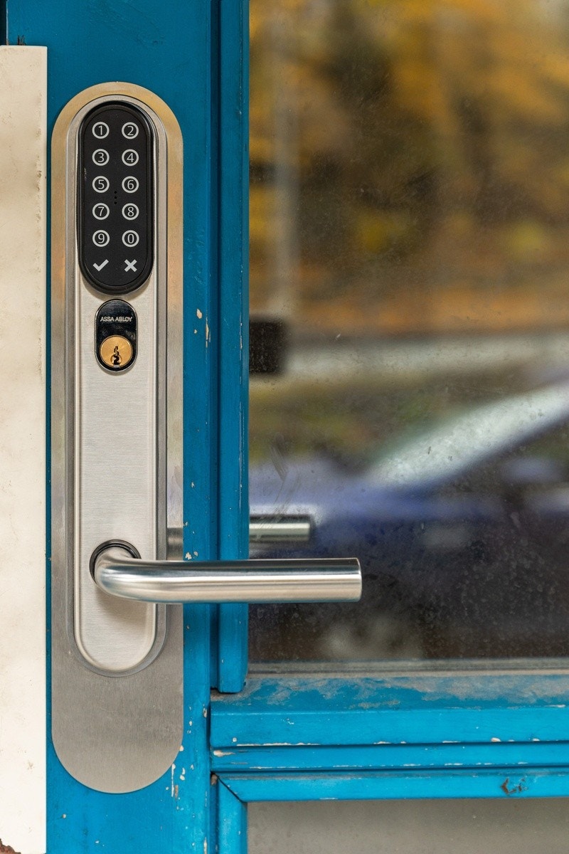 Detaljbilde av yttedør, også kodelås. Galleribilde