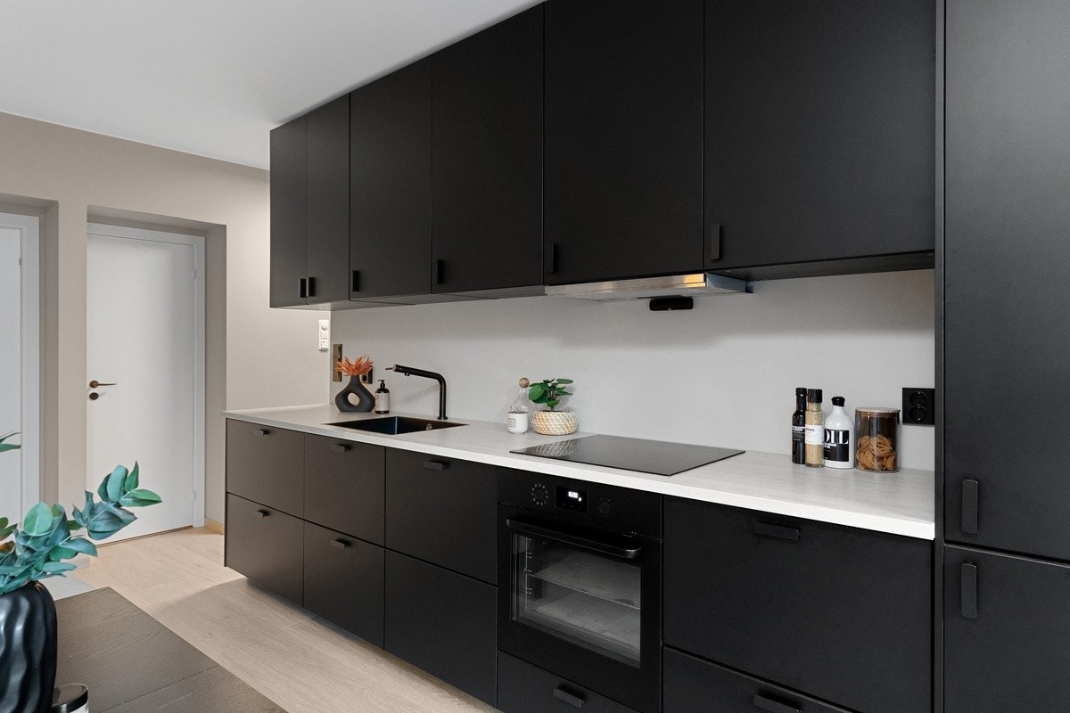 Her får du et komplett kjøkken med integrerte hvitevarer og alt av kjøkkenartikler Galleribilde