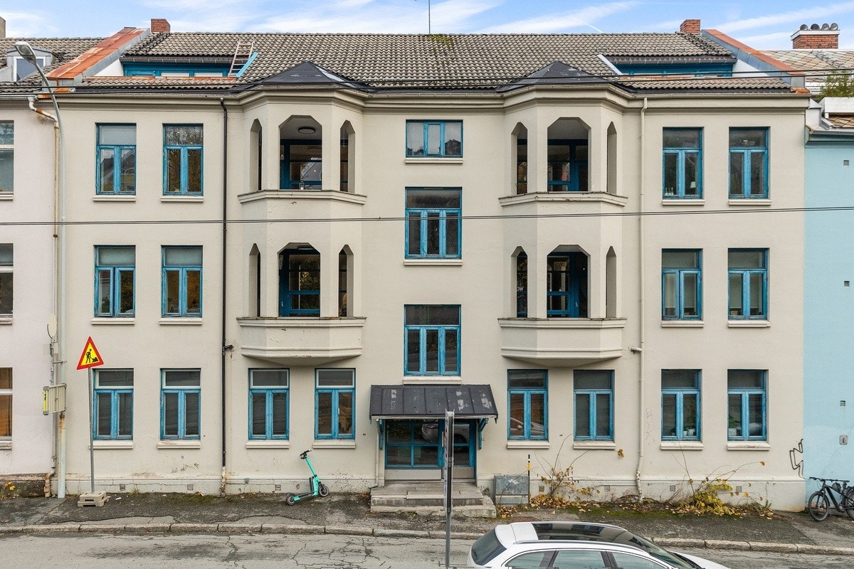 Leiligheten er til høyre i andre etasje Galleribilde