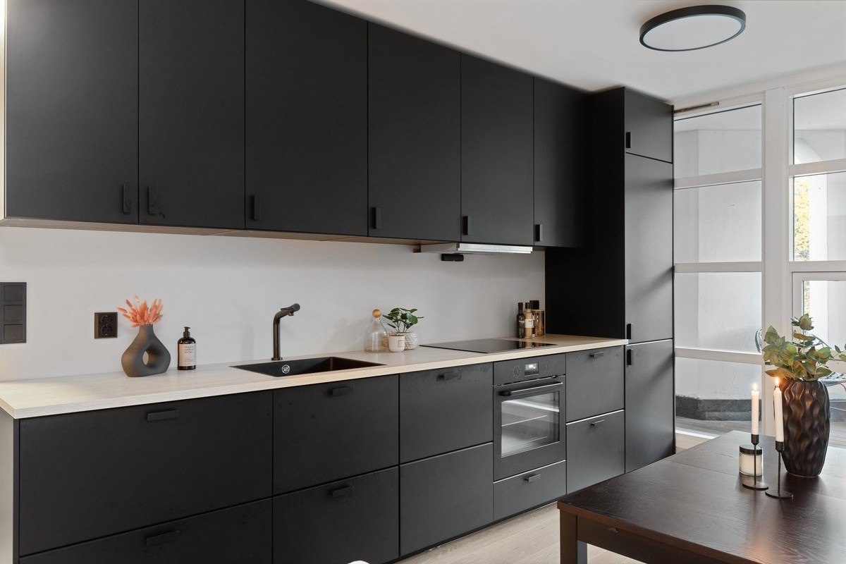 Her får du et komplett kjøkken med integrerte hvitevarer og alt av kjøkkenartikler Galleribilde