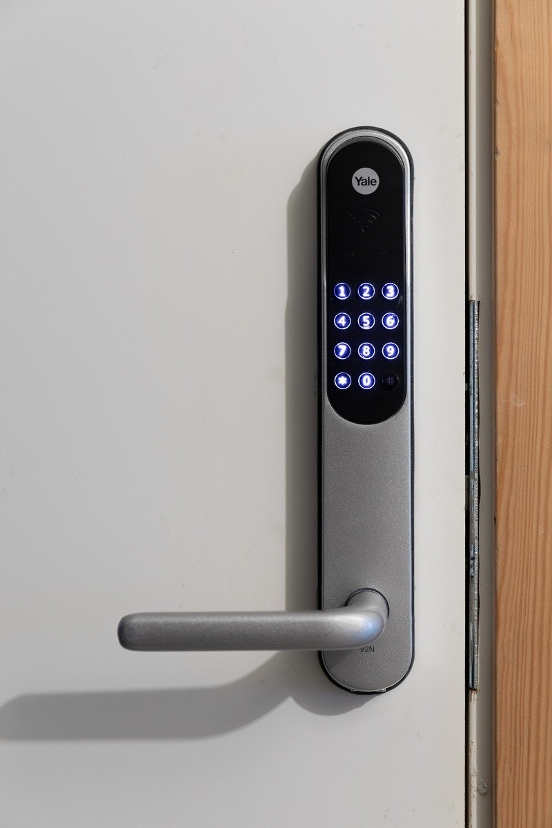 Detaljbilde av Yale, kodedørlås inn til leiligheten. Genialt! Galleribilde