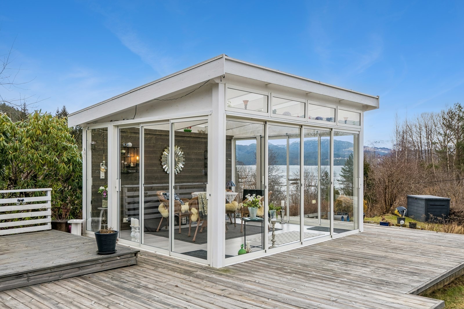 Vinterhage med flott utsikt til fjord og fjell. Galleribilde