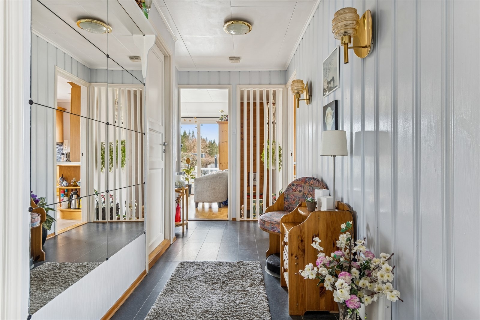 Velkommen inn! Gang i 1.etasje. Galleribilde