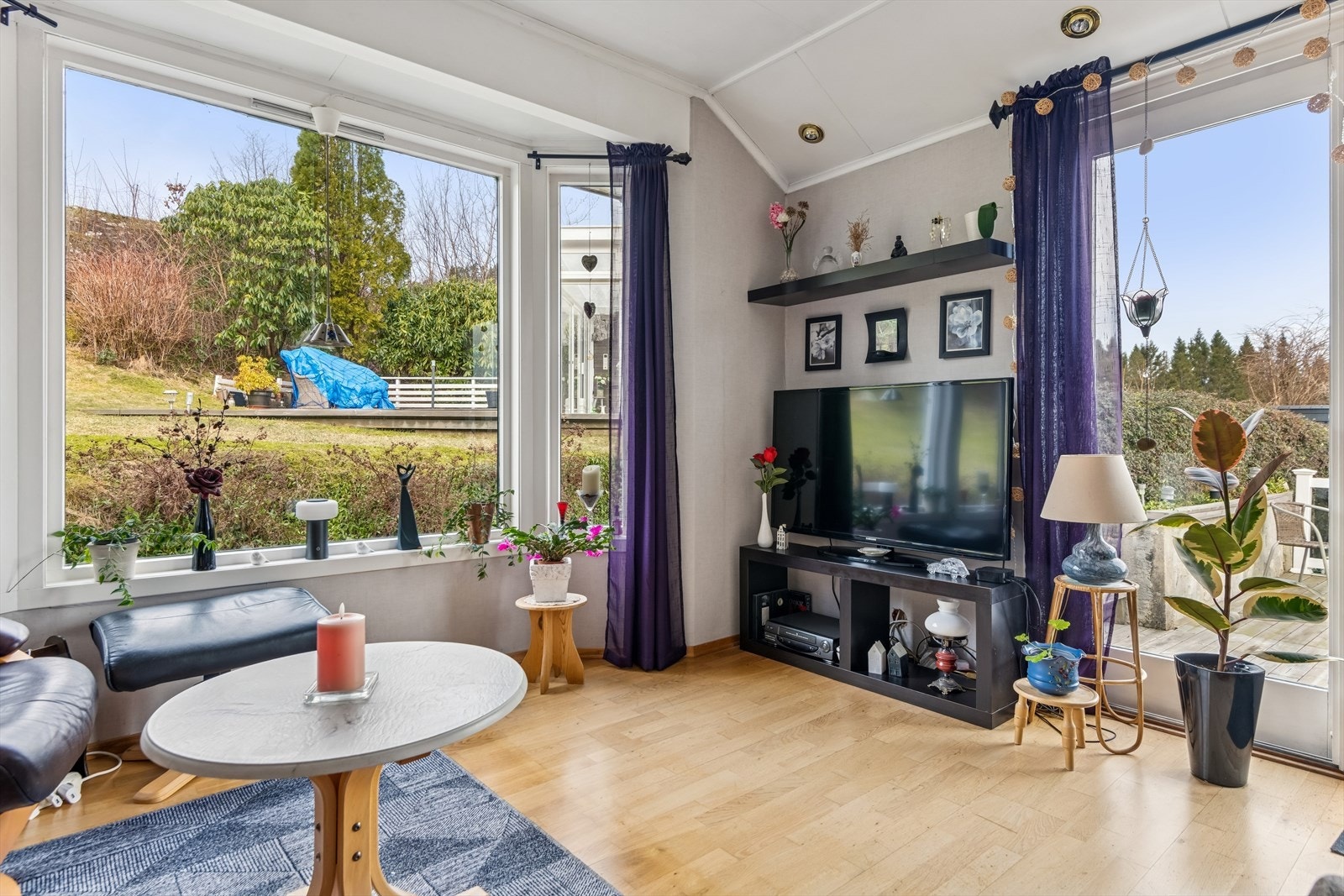 Stue med utgang til hage og terrasse. Galleribilde