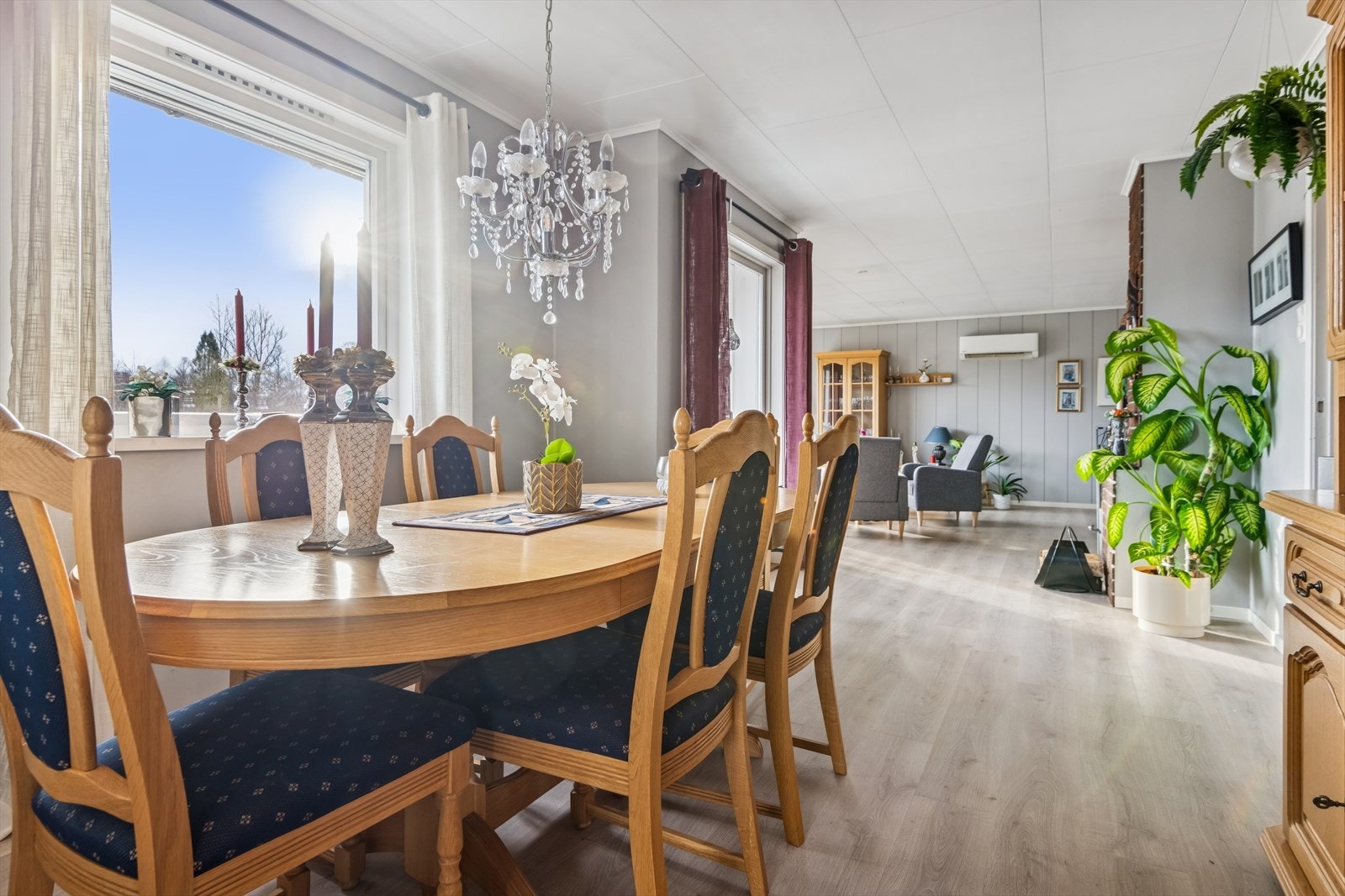 Spisestue i 1.etasje på vei inn til kjøkken. Galleribilde