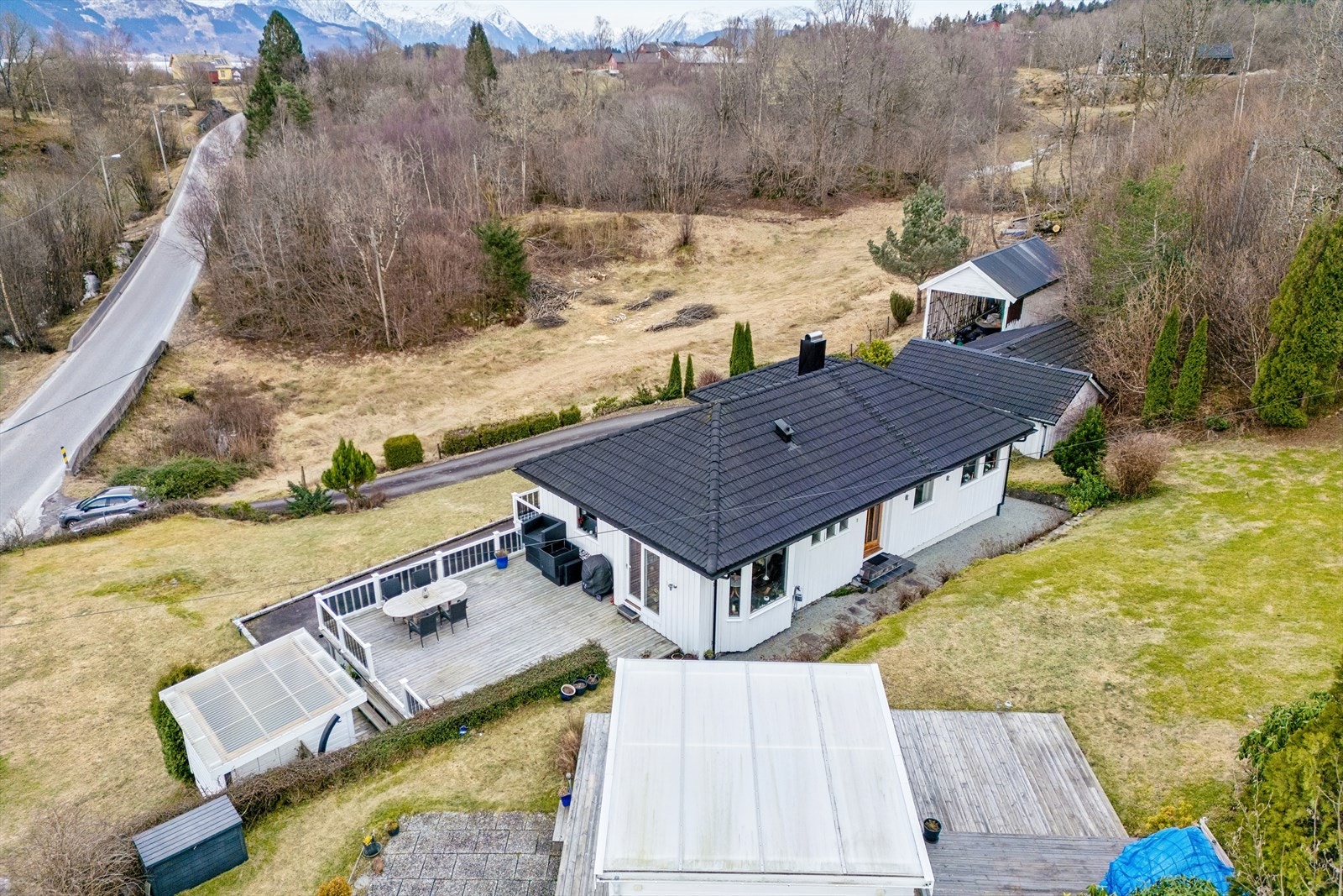 Fin hage på bakside med store terrasser og vinterhage og jacuzzi. Galleribilde