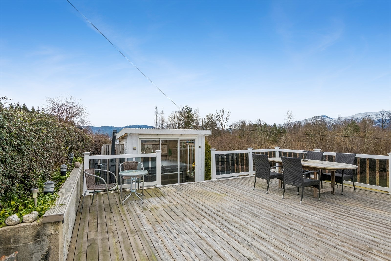 Stor terrasse og badehus med jacuzzi. Galleribilde