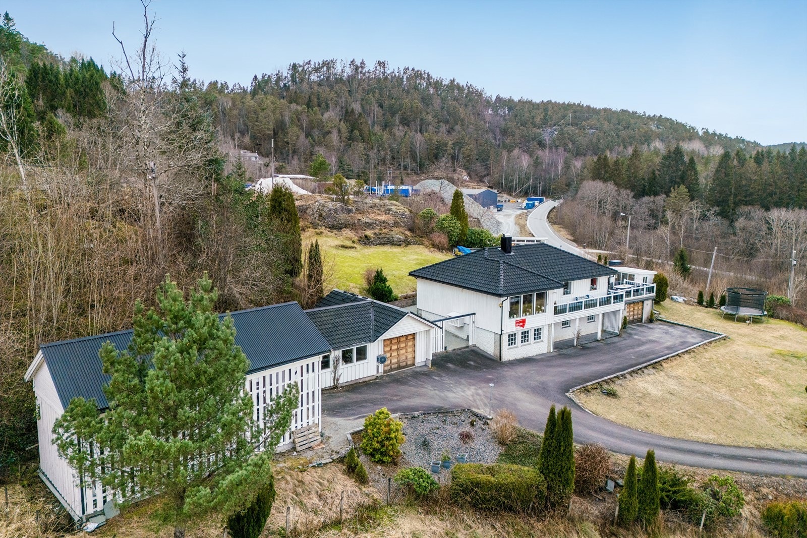 Stor enebolig med flotte uteareal. Galleribilde