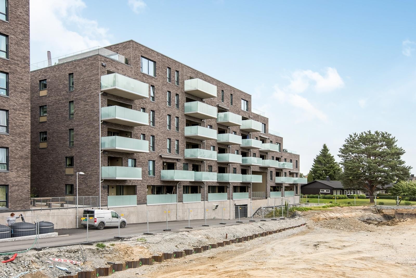 Fasade - leiligheten ligger i en høy 1. etg. Galleribilde