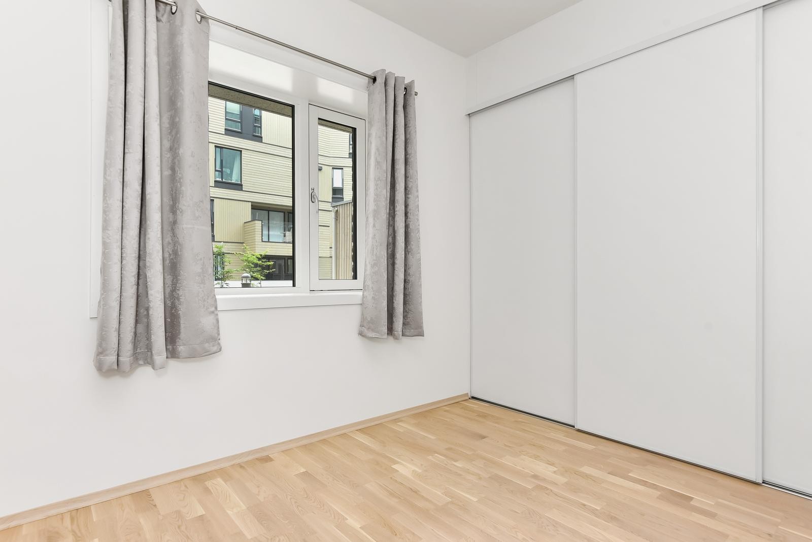 Soverom med mye skapplass Galleribilde