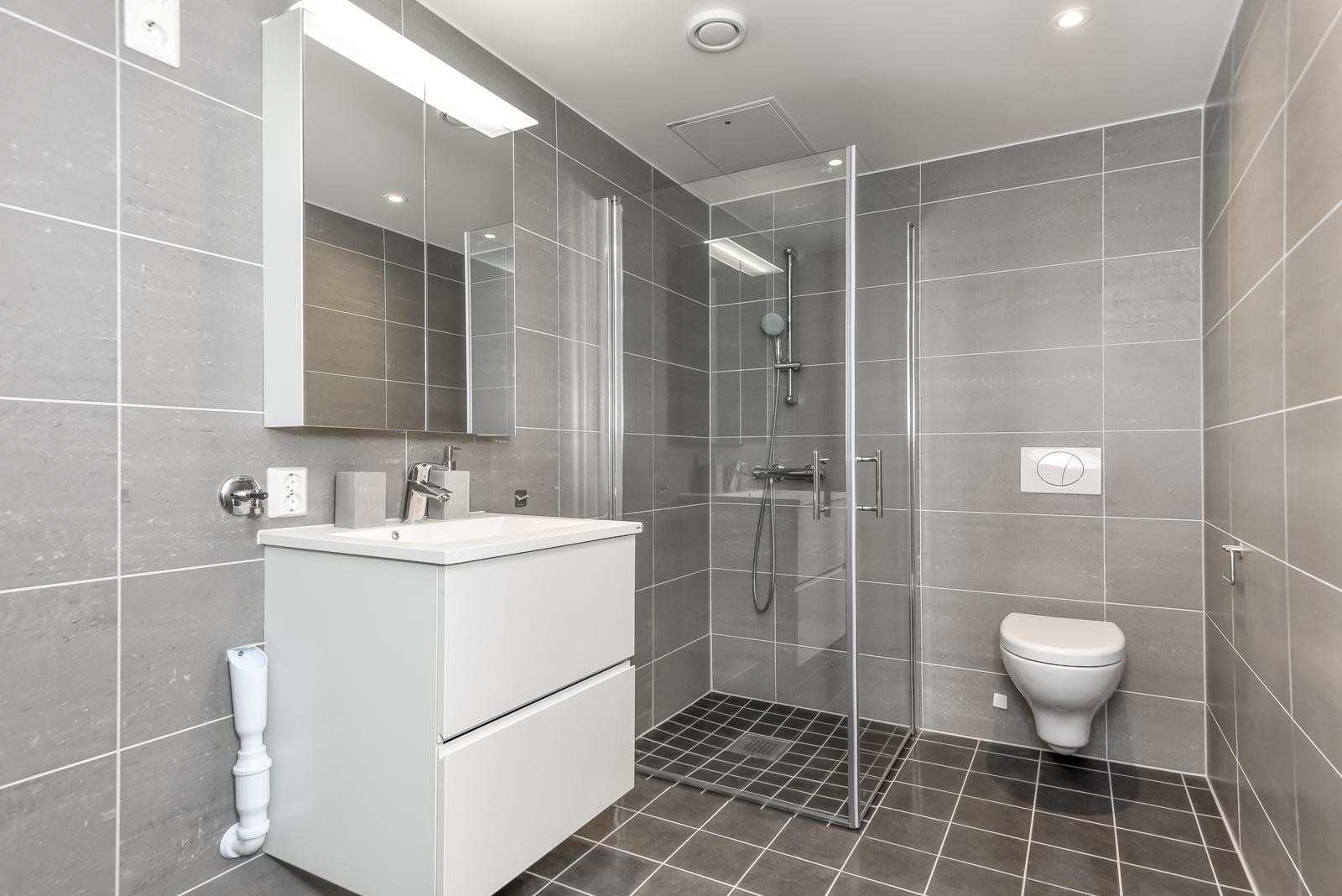 Flott bad med opplegg for vaskemaskin Galleribilde