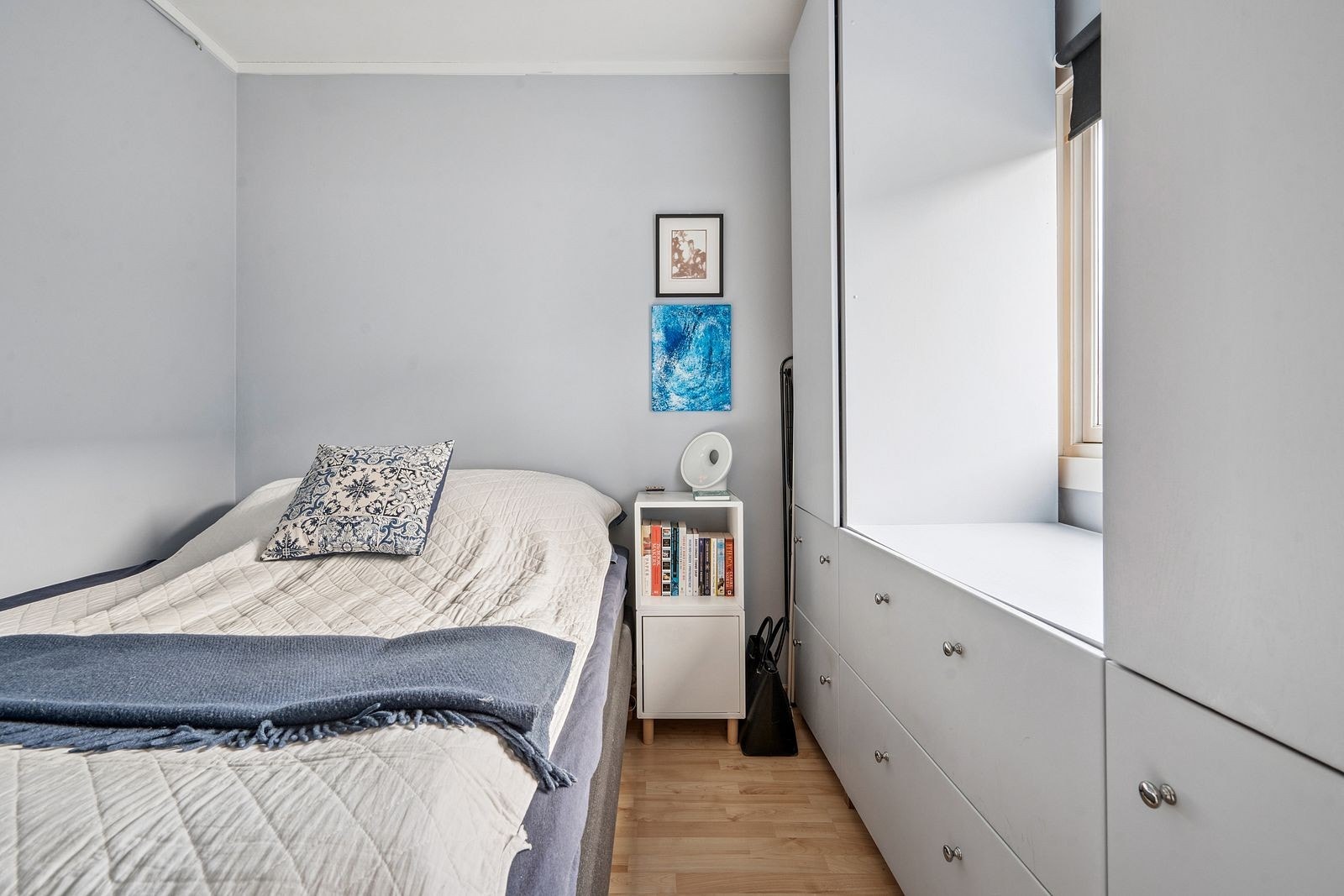 Soverom mot stille gate - Plassbygget garderobe - Galleribilde