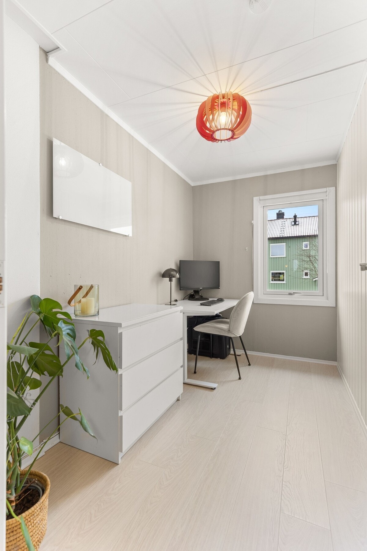 Praktisk og fleksibelt rom som kan brukes som soverom, kontor eller barnerom. God utnyttelse av arealet gir flere bruksmuligheter, og rommet passer godt for en familie som ønsker separate soner. Galleribilde