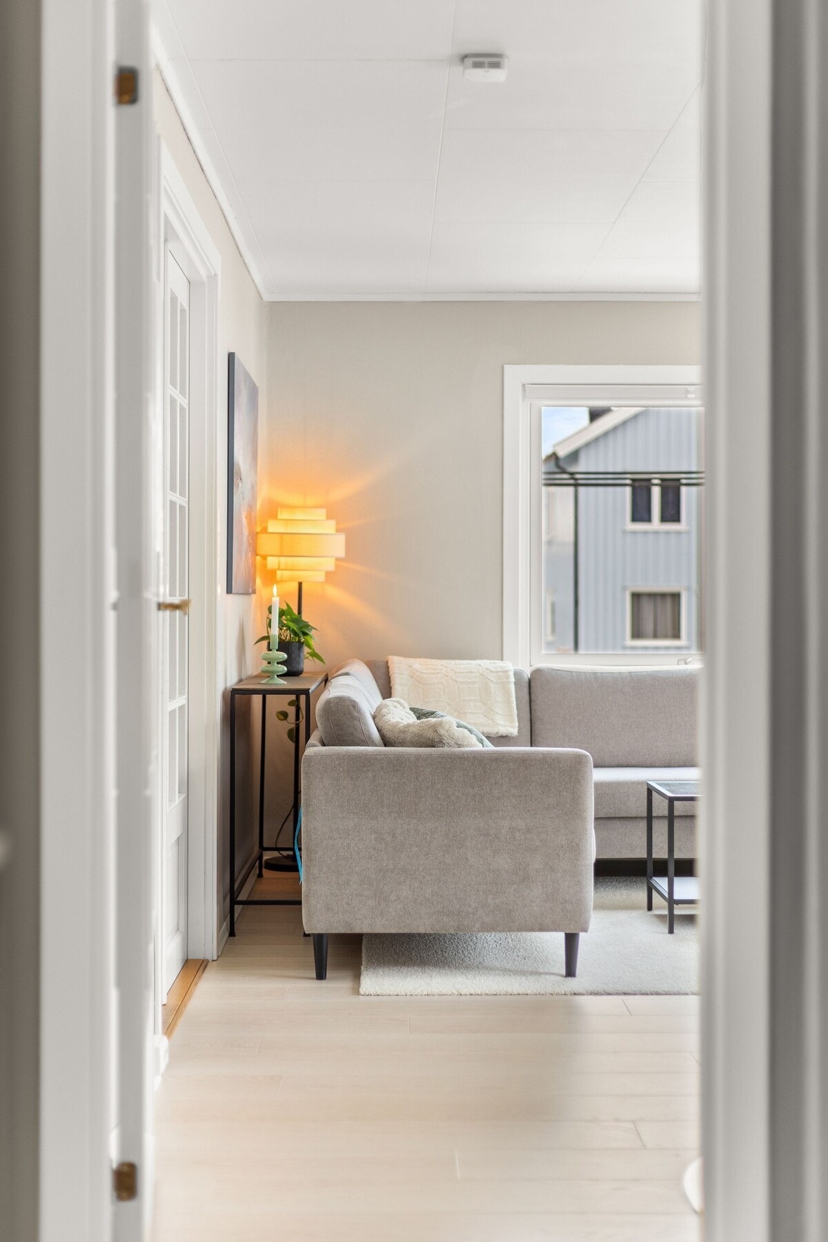 Fra entréen inn mot den fine stuen. Galleribilde