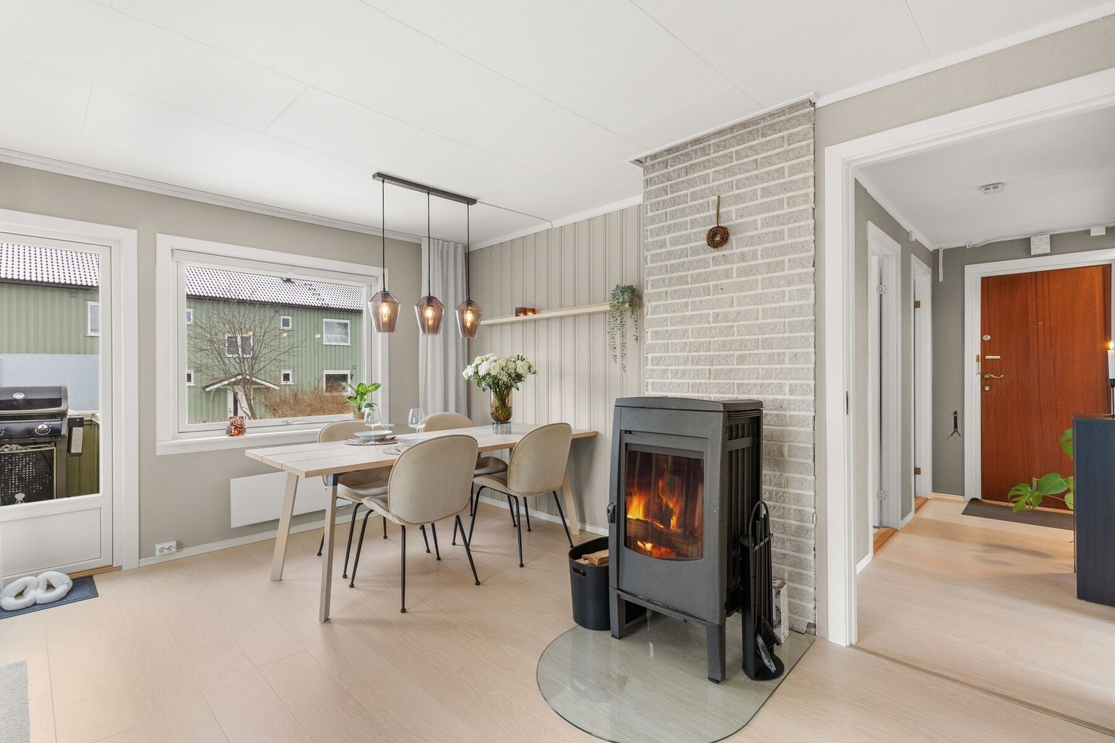 Lys og trivelig stue med store vindusflater som slipper inn godt med naturlig lys. Peisovnen skaper en lun og hyggelig atmosfære på kjøligere dager og kvelder. Galleribilde