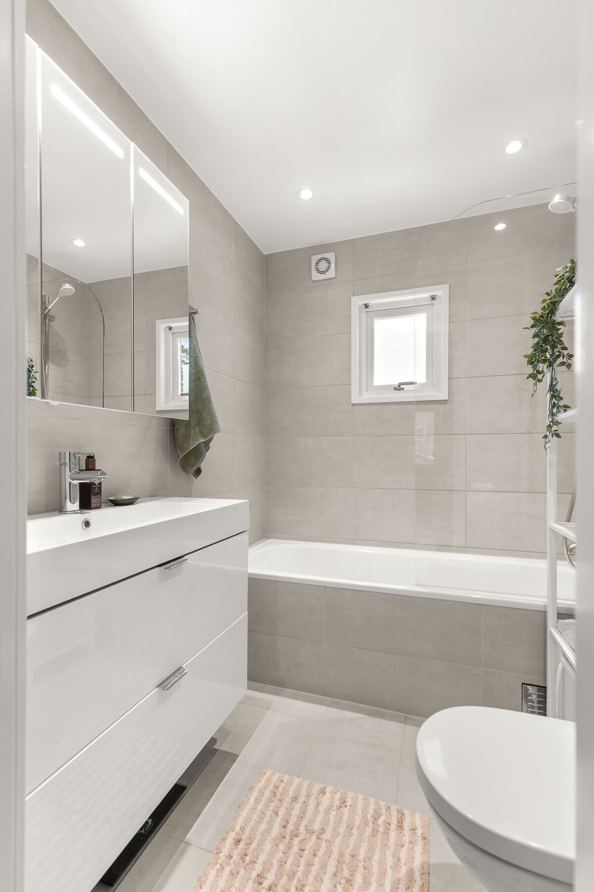 Delikat, innbydende og flislagt bad fra 2018 med varmekabler i gulv som gir komfort året rundt. Galleribilde