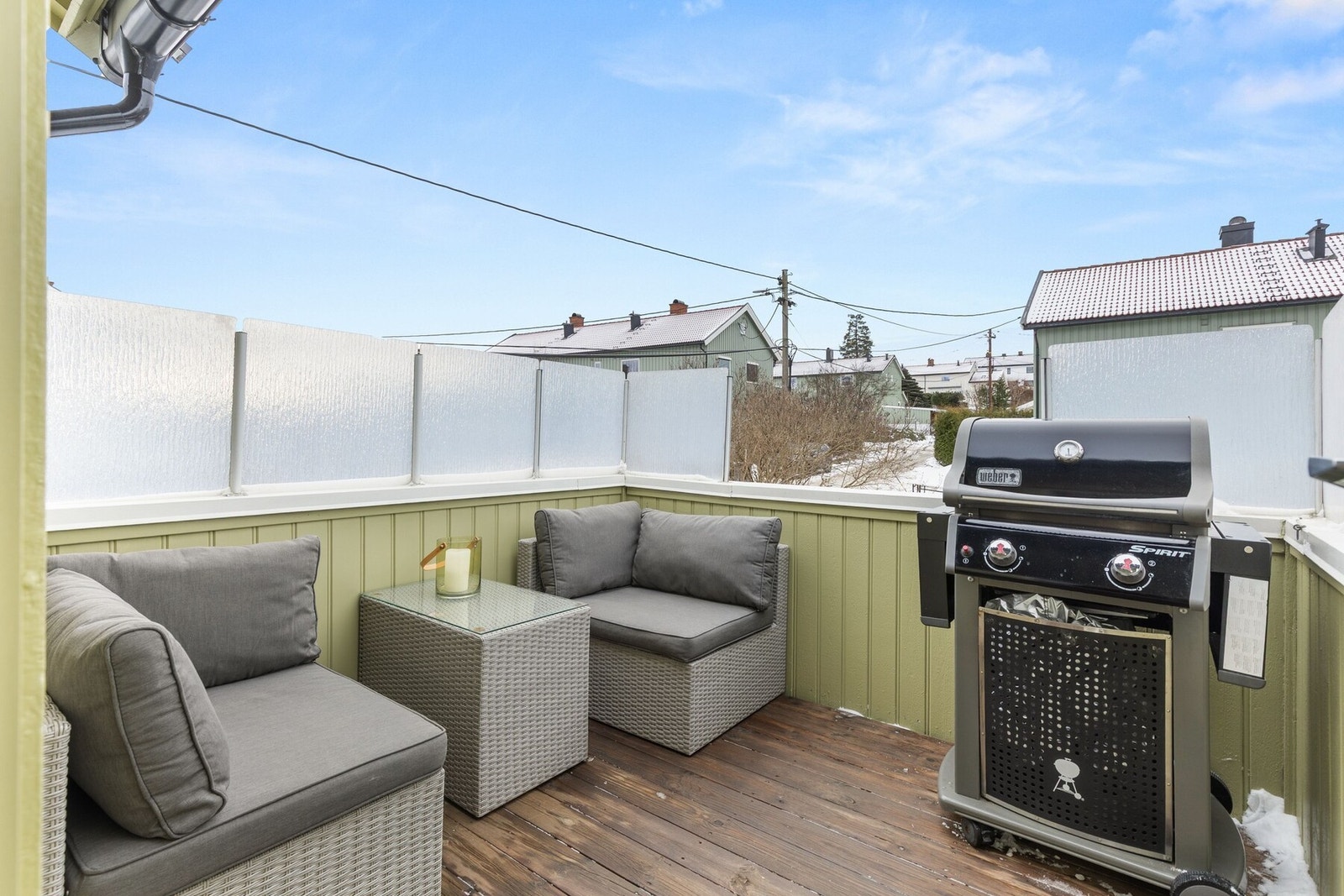 Fra stuen er det direkte utgang til en sydvendt balkong som bader i sol fra tidlig morgen til sent på kveld i vår- og sommersesongen. Galleribilde