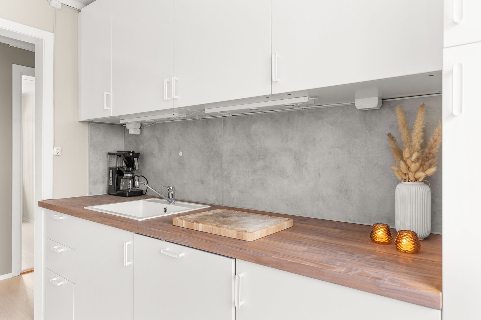 Det er godt med skap- og benkeplass, samt belysning under overskap som gir gode arbeidsforhold. Galleribilde