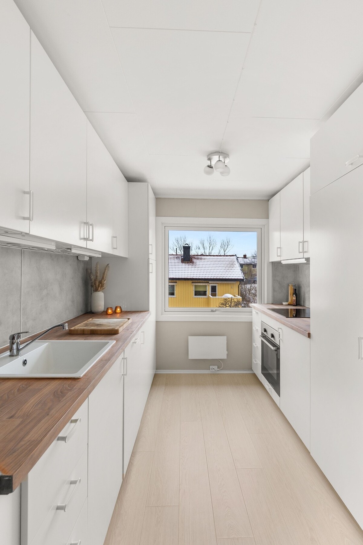 Kjøkkenet er fra 2018 og fremstår moderne og tidløst med hvite, glatte fronter og heltre benkeplate. Galleribilde