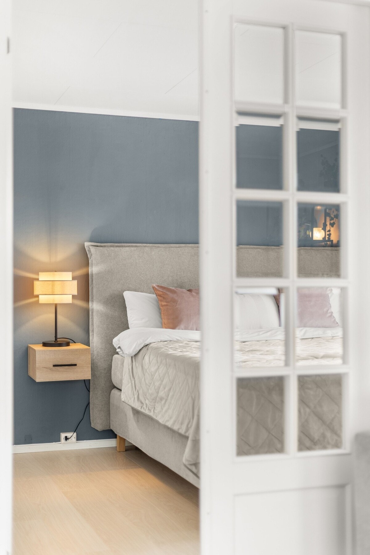 Fra stuen inn mot hovedsoverommet. Galleribilde