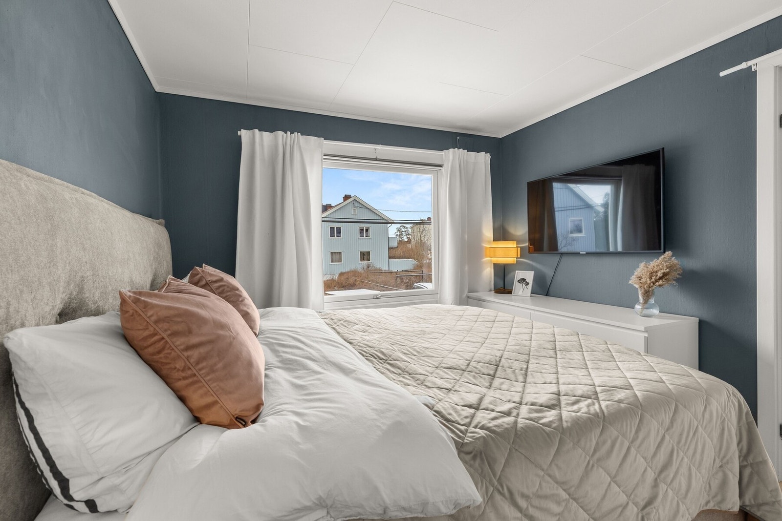 Alle soverommene vender mot rolige Konvallveien, noe som gir en stille og skjermet atmosfære. Galleribilde