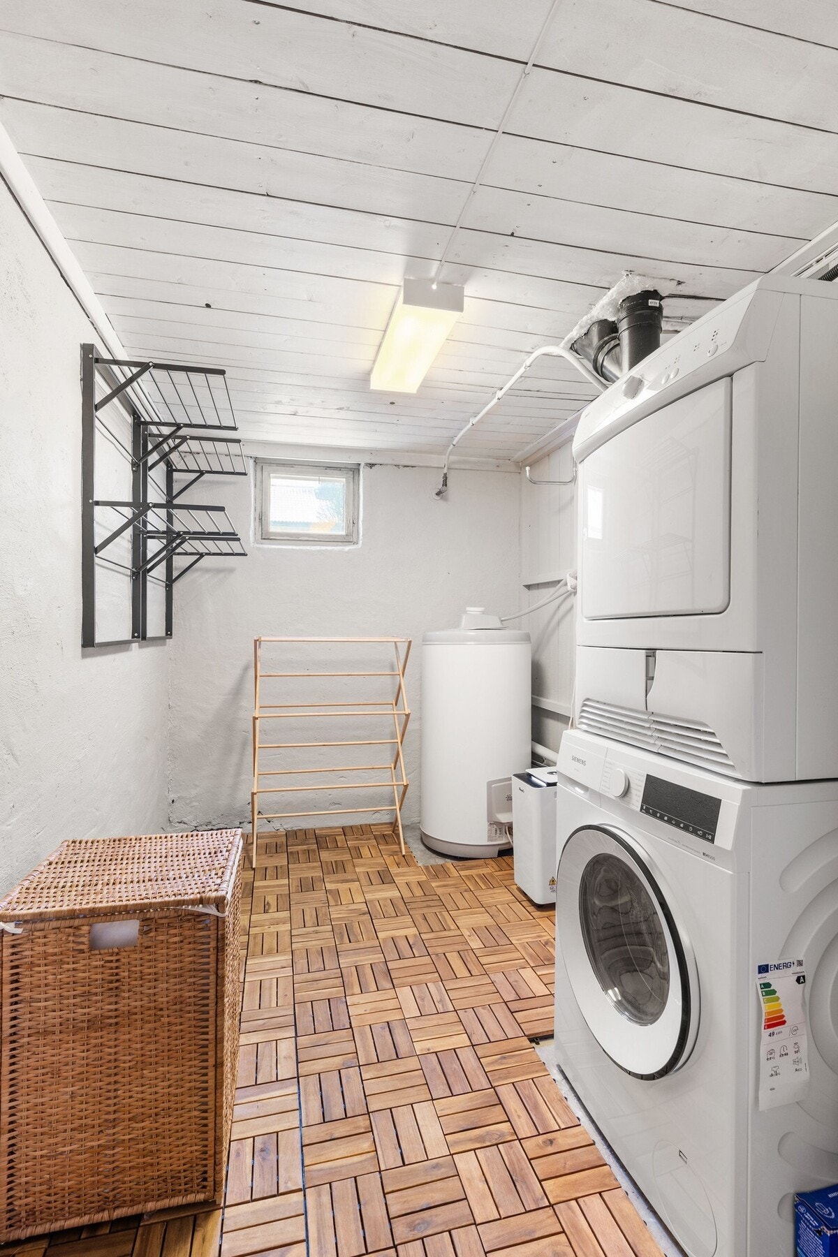 Leiligheten disponerer tre boder i kjelleretasjen, noe som gir svært gode oppbevaringsmuligheter. En av bodene er innredet som vaskerom. Galleribilde