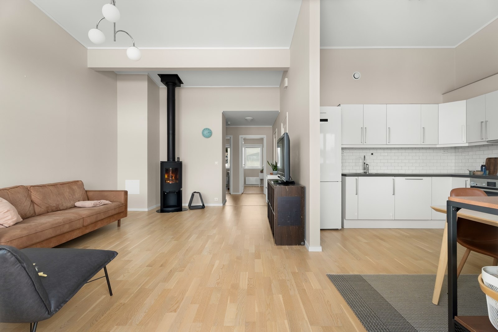 Rommet er enkelt å møblere og har plass til både sofagruppe og spisebord. Galleribilde