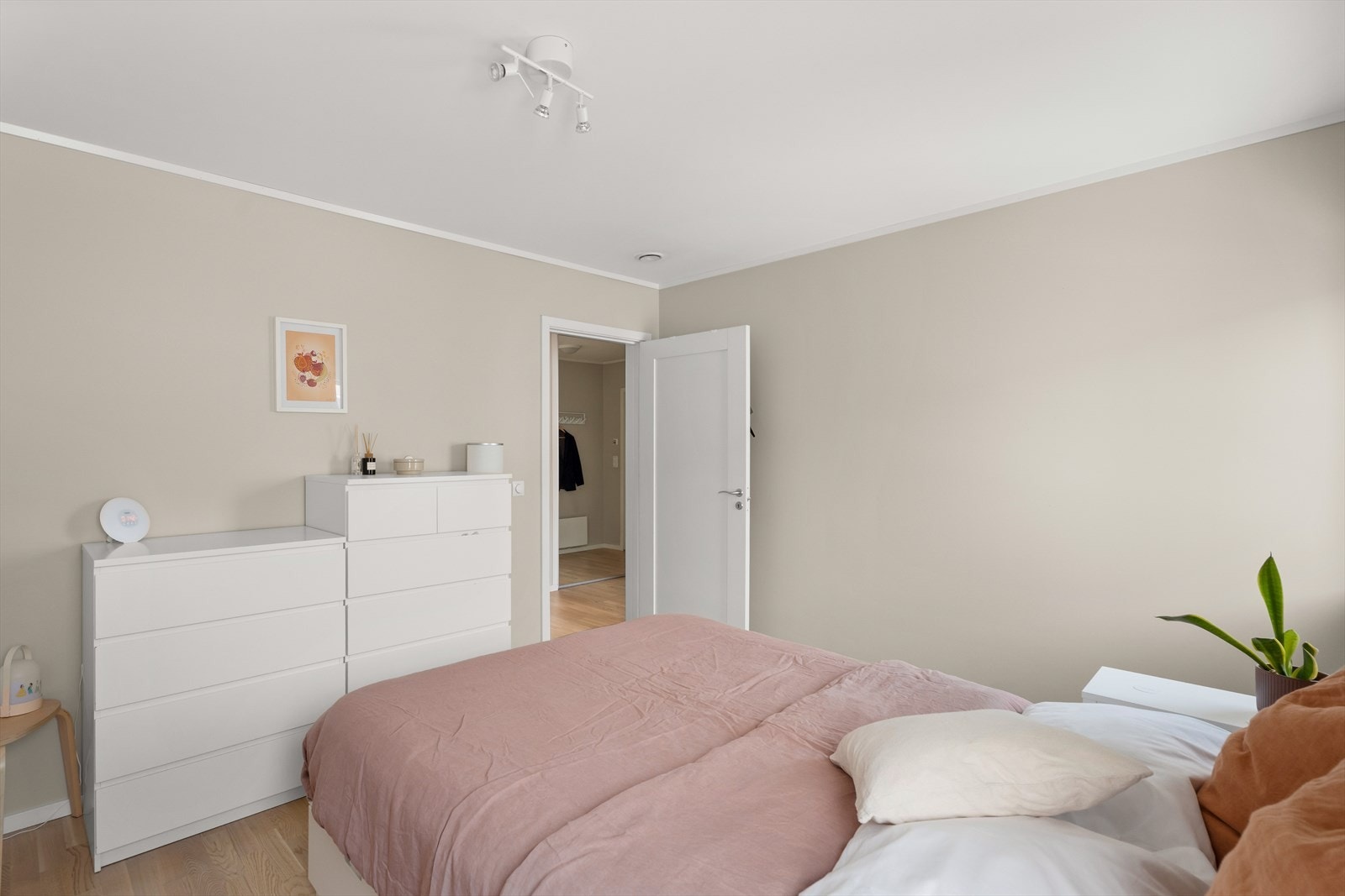 Det er også plass til en kommode eller annen oppbevaring. Galleribilde