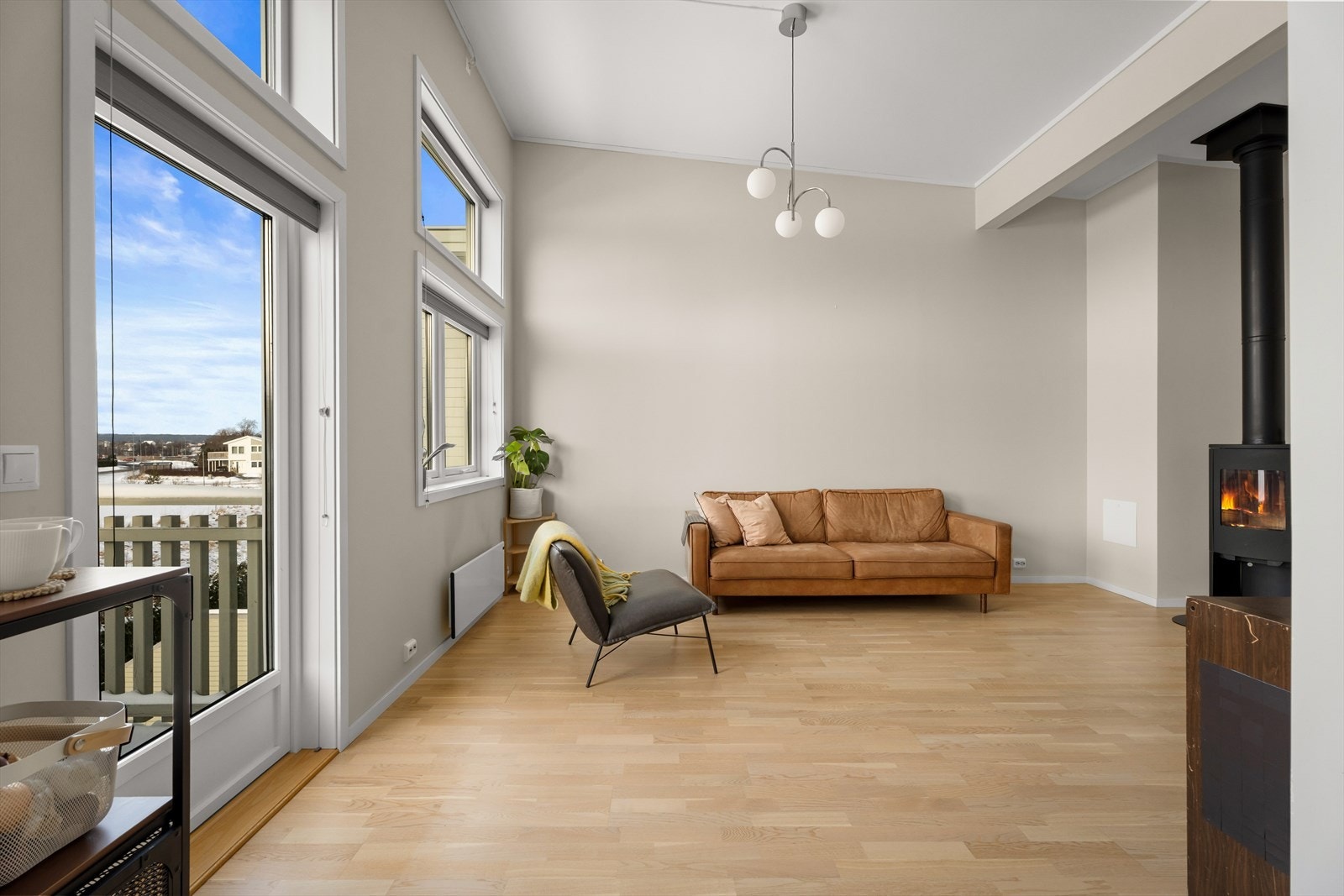 Den gode takhøyden og de store vindusflatene gir en luftig atmosfære. Galleribilde