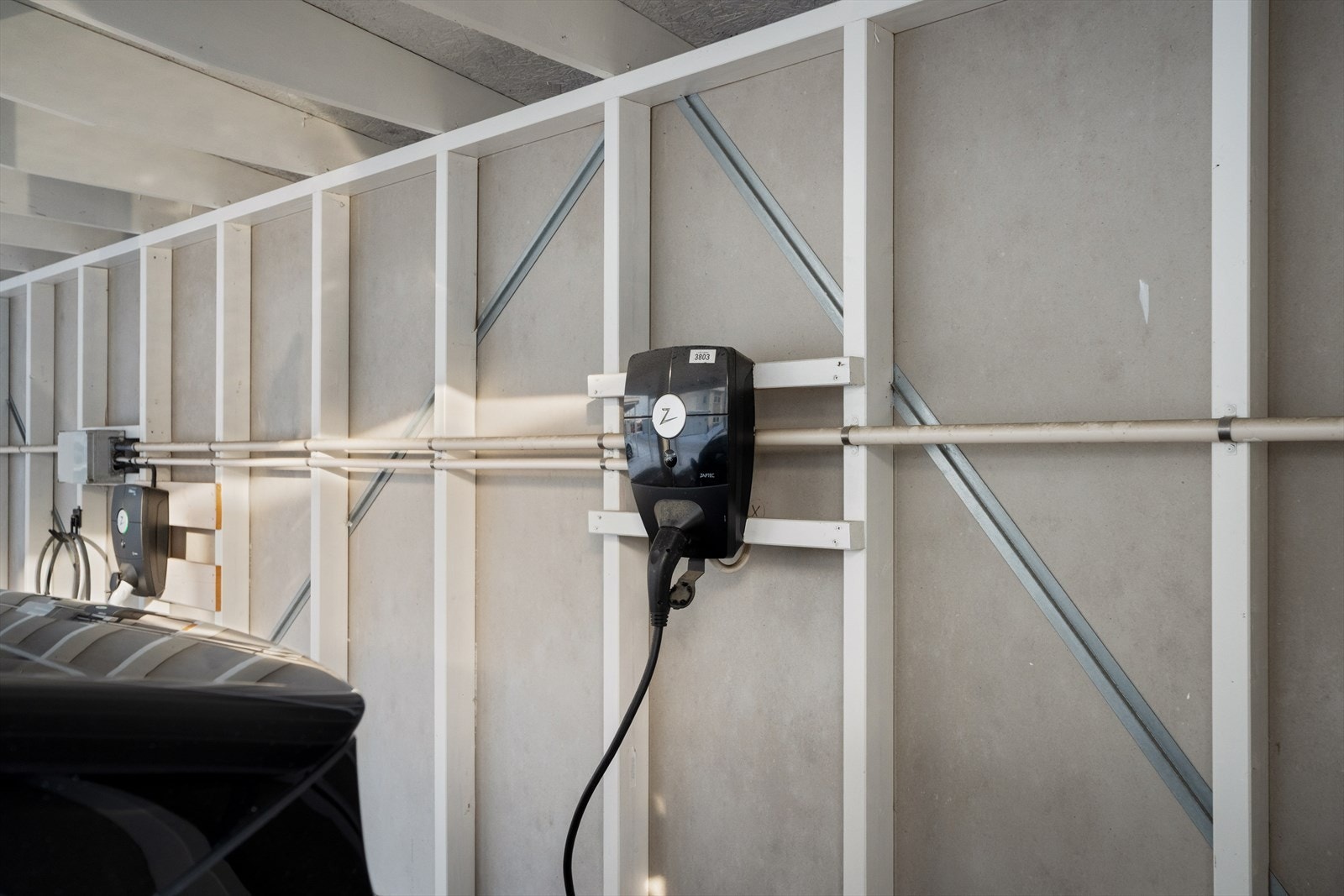 Parkeringsplassen er utstyrt med elbillader. Galleribilde