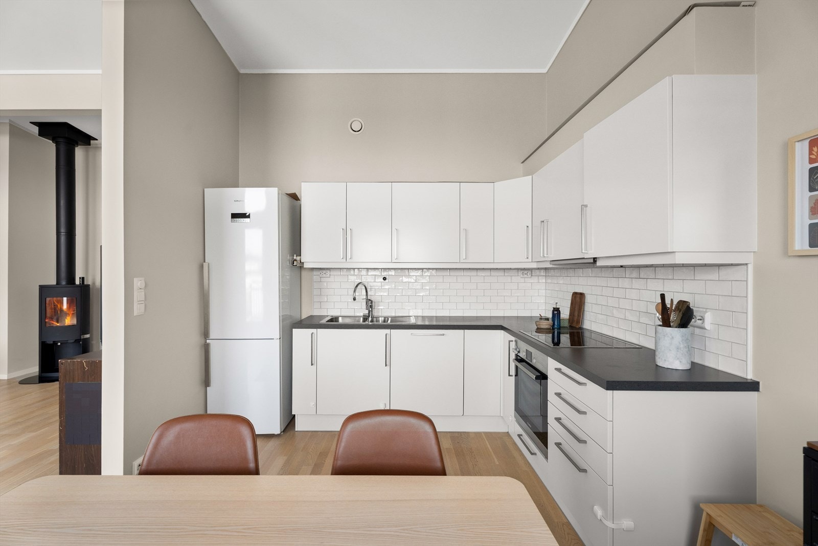 Hjørneløsningen gir en effektiv utnyttelse av plassen og gode arbeidsflater. Galleribilde