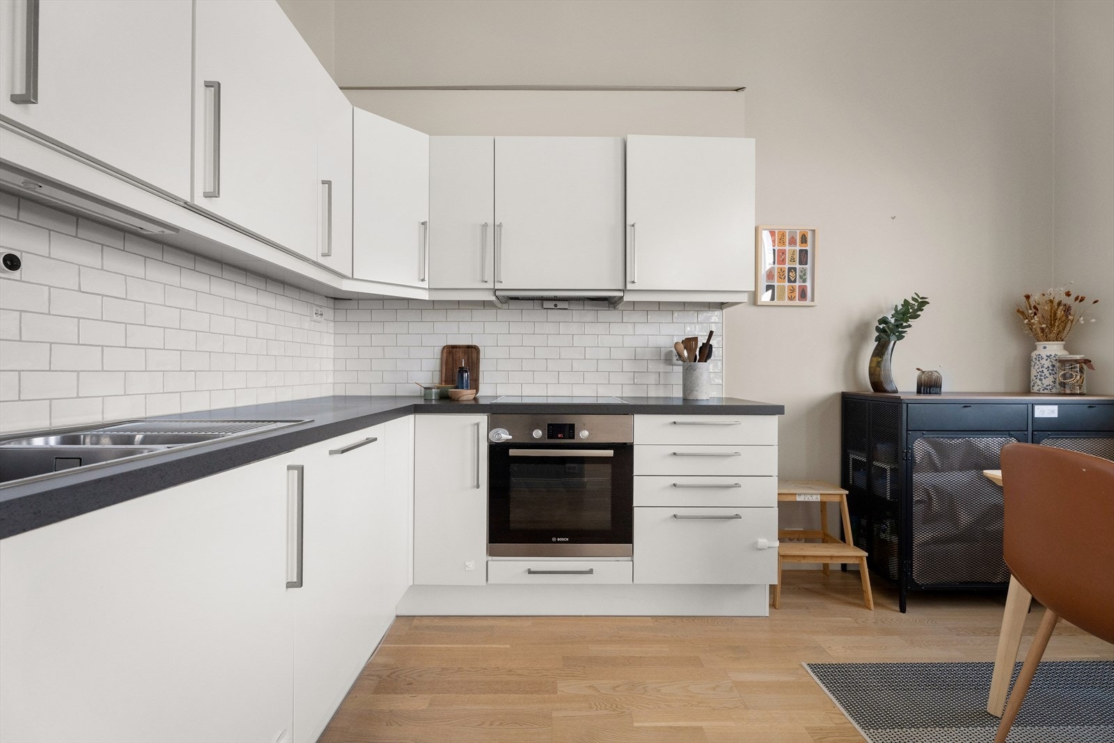 Kjøkkenet er utstyrt med integrert stekeovn, platetopp og oppvaskkum i stål. Galleribilde