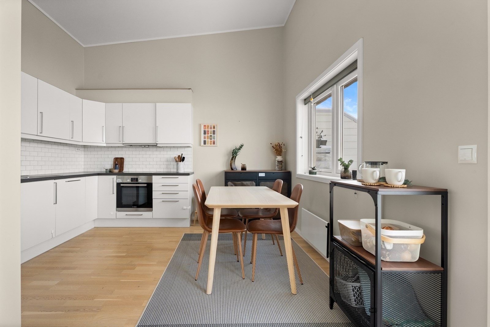 Det er en naturlig plass for spisebord i tilknytning til kjøkkenet. Galleribilde