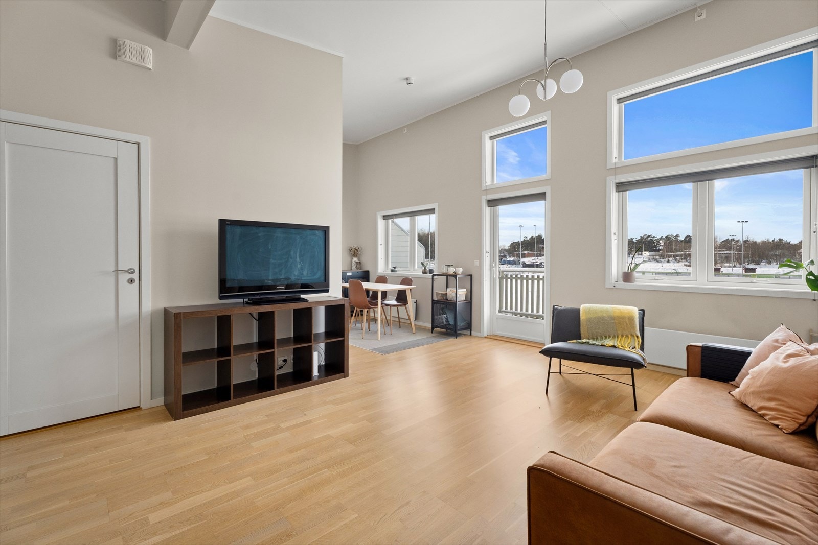 De store vinduene slipper inn rikelig med naturlig lys. Galleribilde