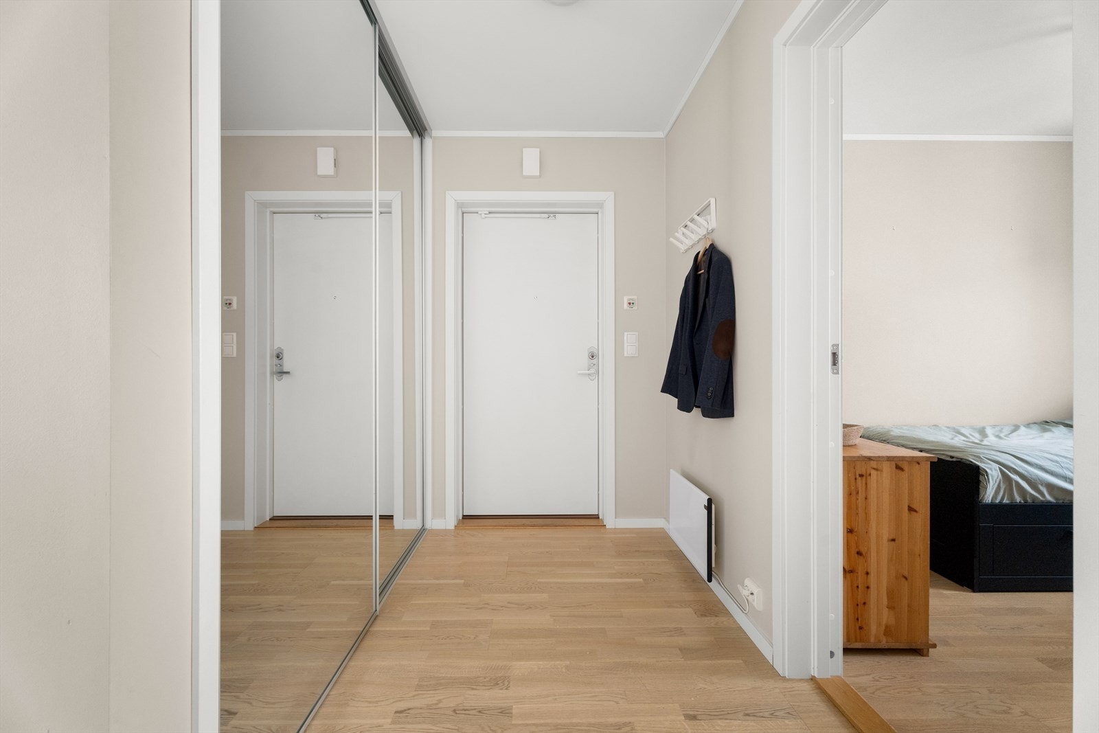 Fra entreen er det direkte tilgang til ett av soverommene og videre inn i boligen. Galleribilde