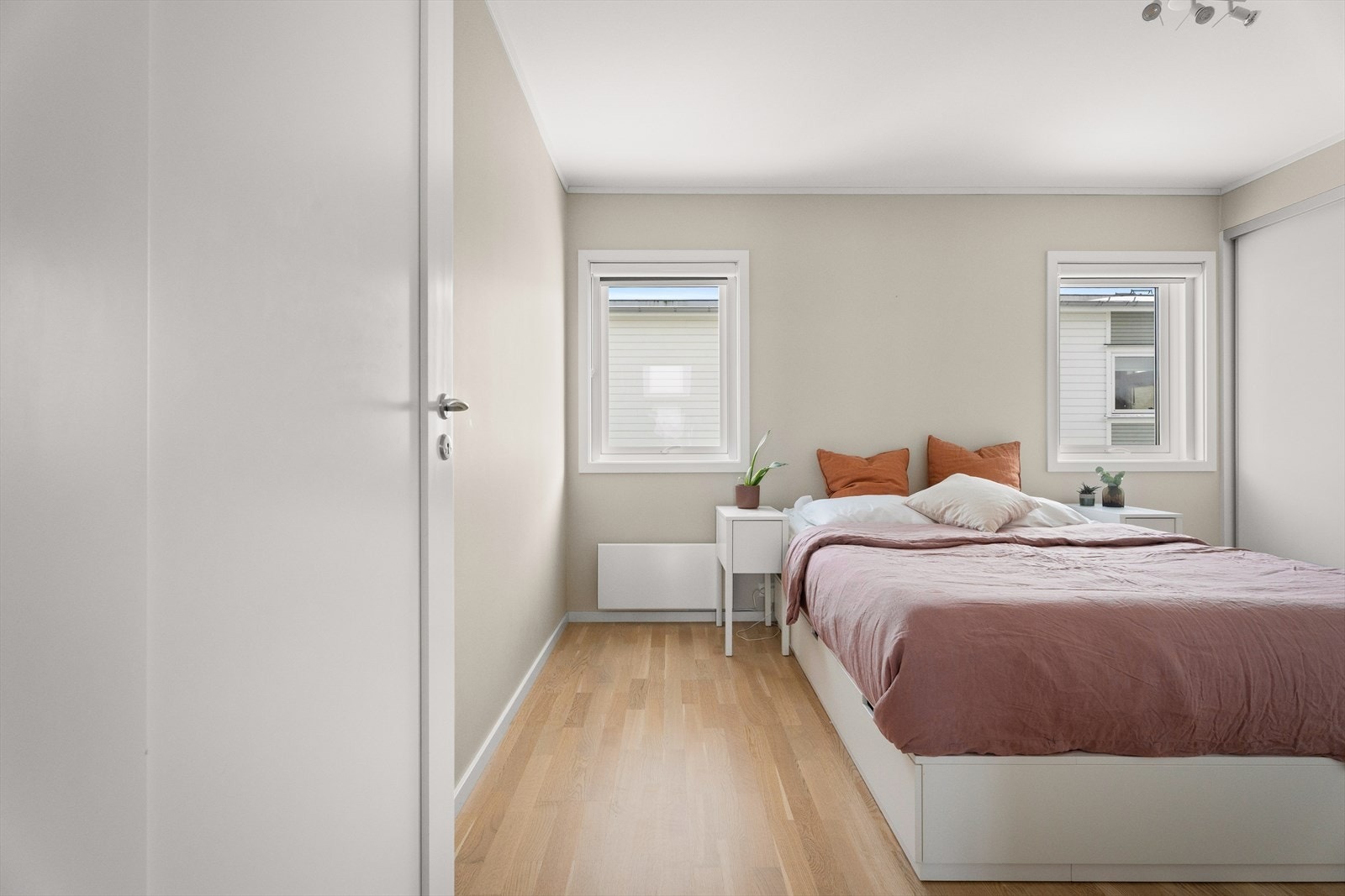 To vinduer gir godt med dagslys inn i rommet. Galleribilde