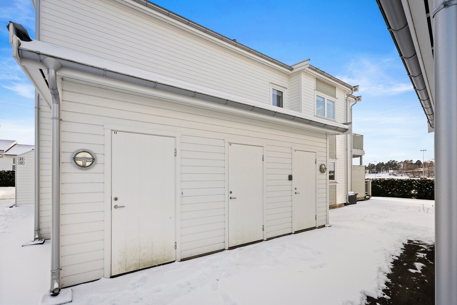 Til leiligheten medfølger en praktisk, utvendig sportsbod for ekstra lagring. Galleribilde