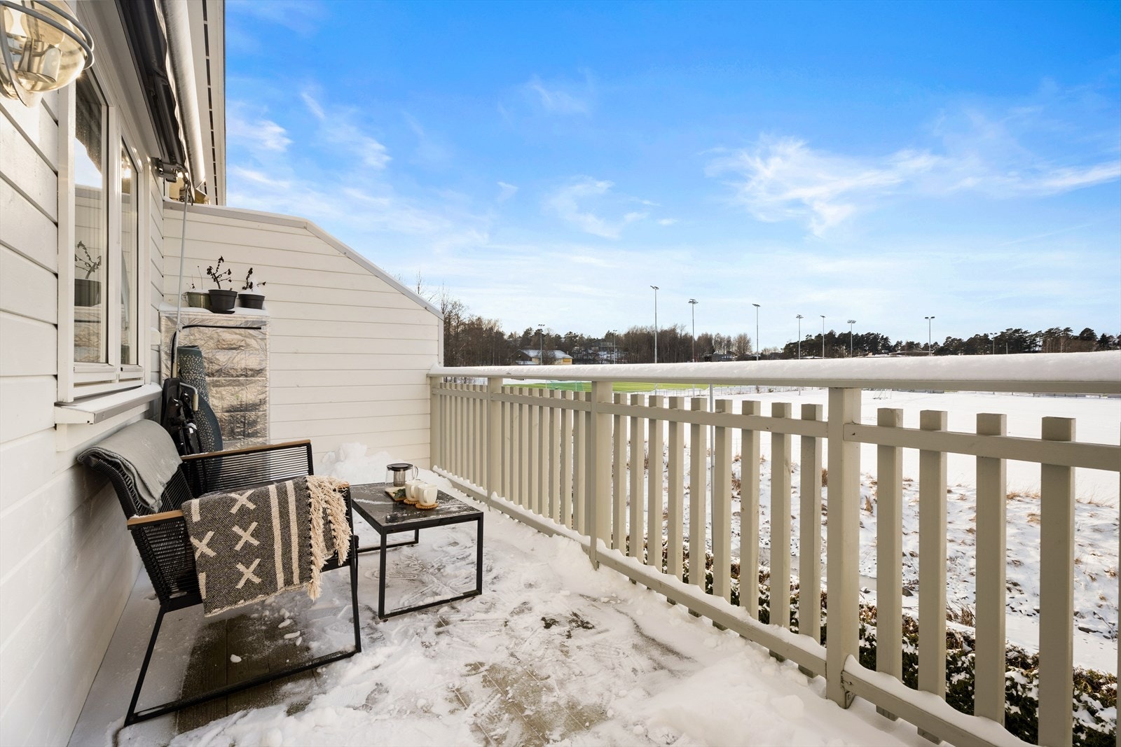 Balkongen har god plass til en sittegruppe for å nyte utelivet. Galleribilde